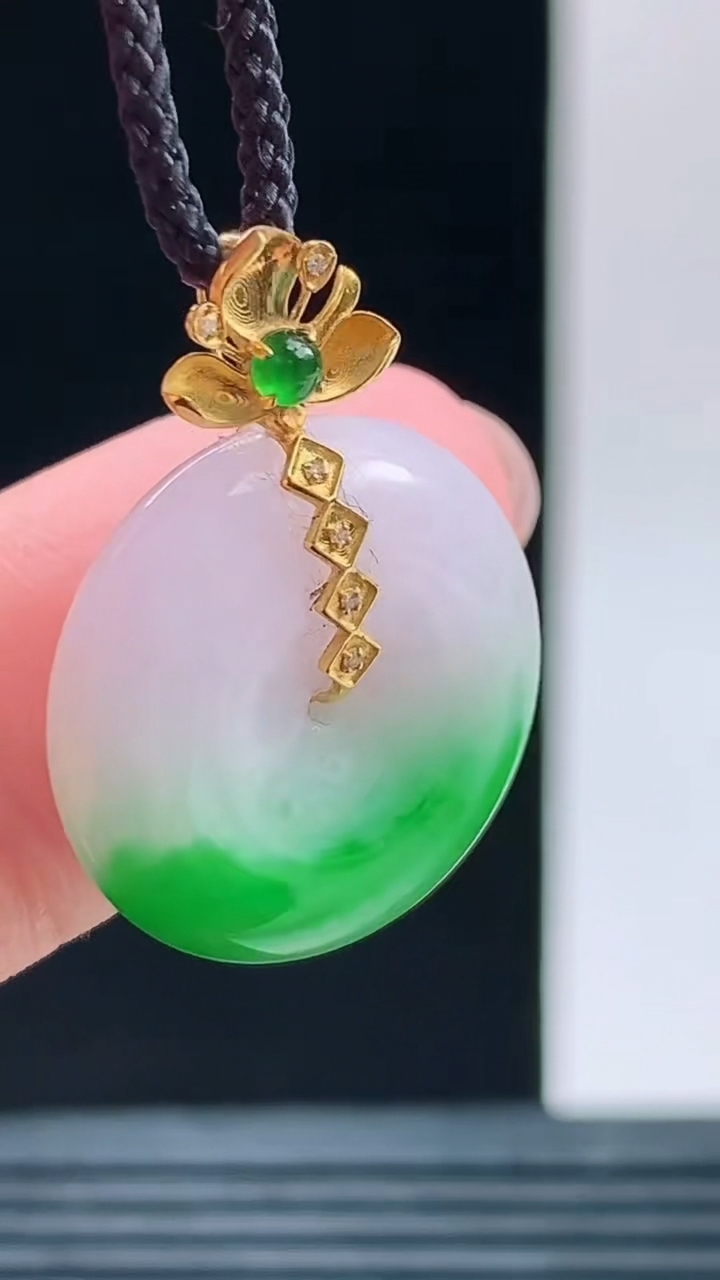 天然A货翡翠平安扣吊坠，尺寸18.3-6重量:3.78g 1010
10月11日