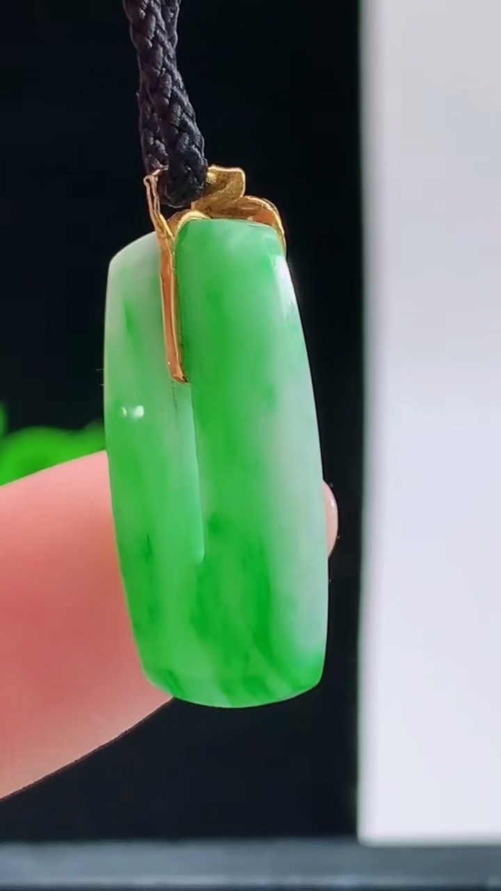 天然A货翡翠福贝吊坠，尺寸22.8-14.6-2.5重量:2.40g 1010
10月11日