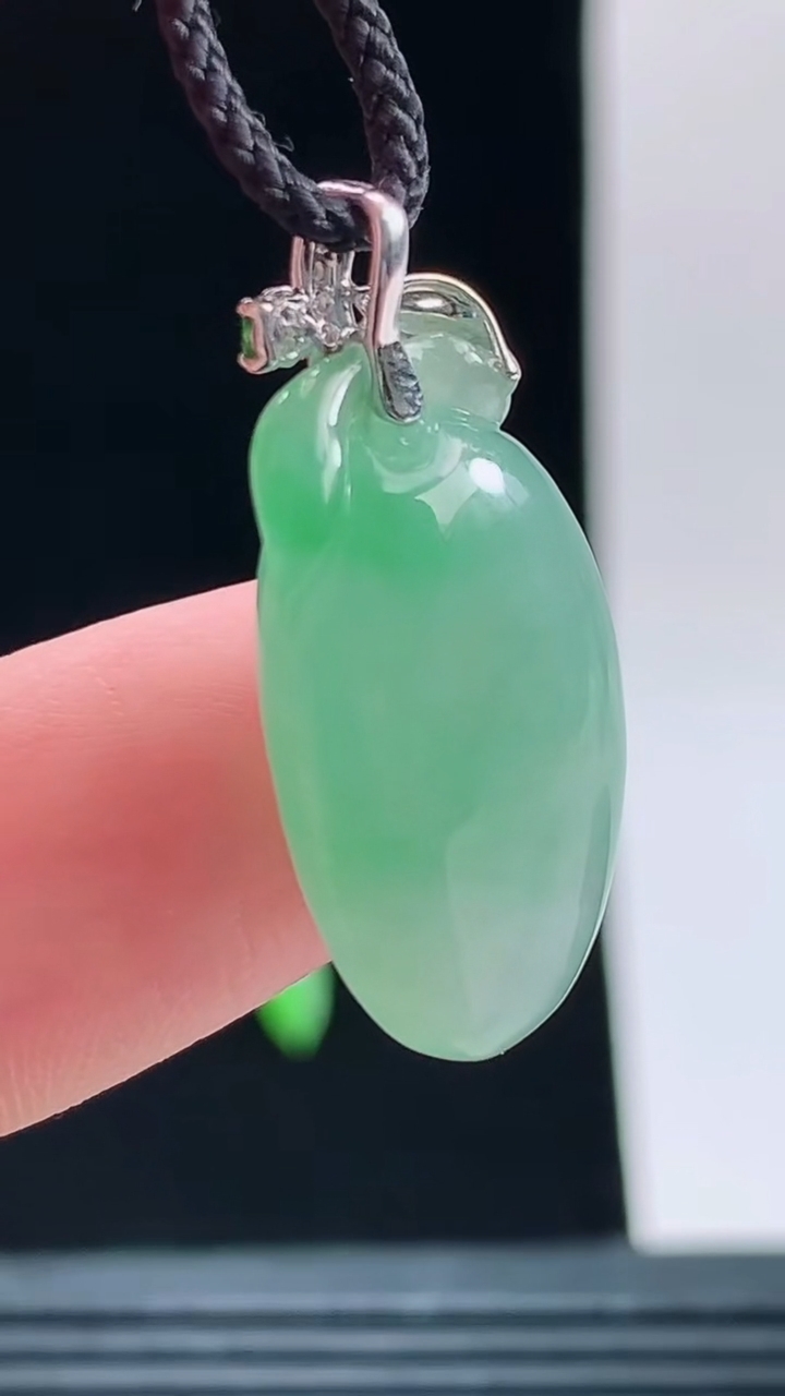 天然A货翡翠福瓜吊坠，尺寸23-12.1-8重量:4.00g 1010
10月11日