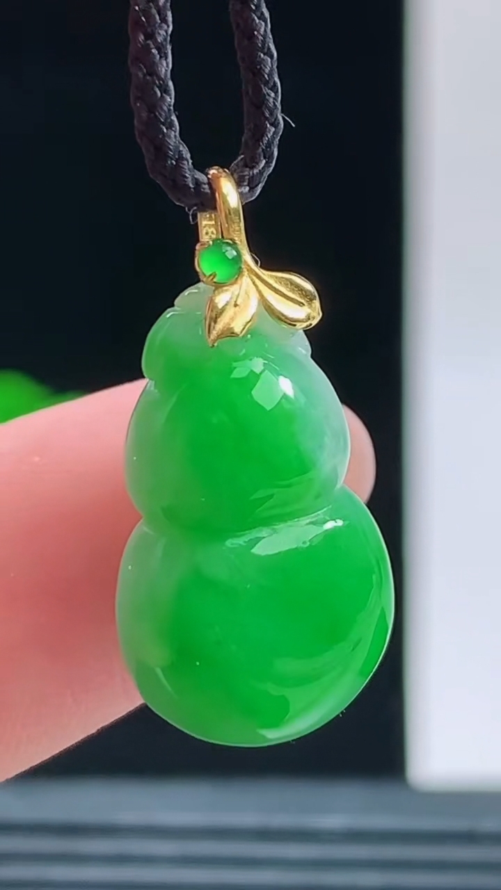 天然A货翡翠葫芦吊坠，尺寸19.4-12.1-6.9重量:3.00g 1010
10月11日