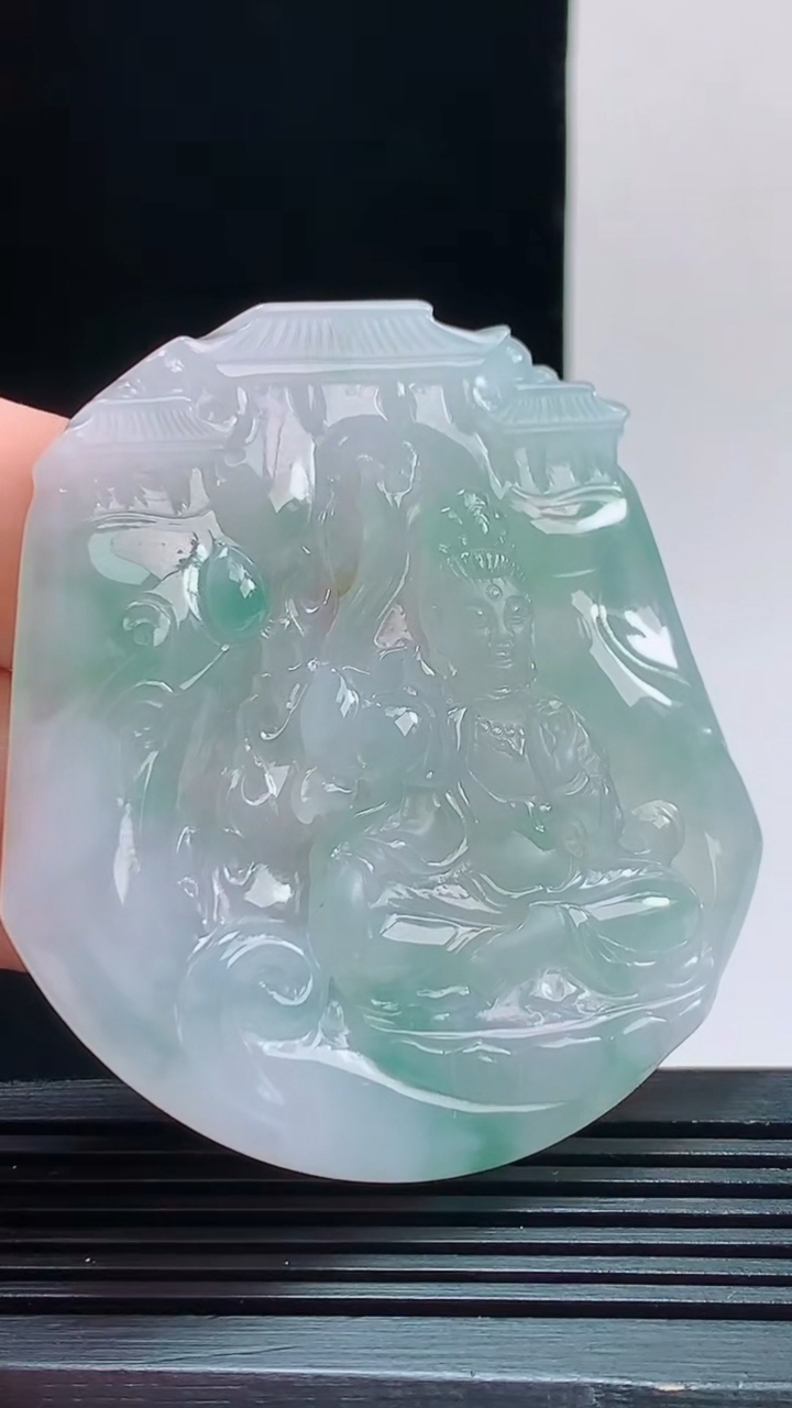 天然A货翡翠冰种飘花大势至菩萨吊坠 ，尺寸56.5-53.3-6.4重量:36.06g 1010
1
