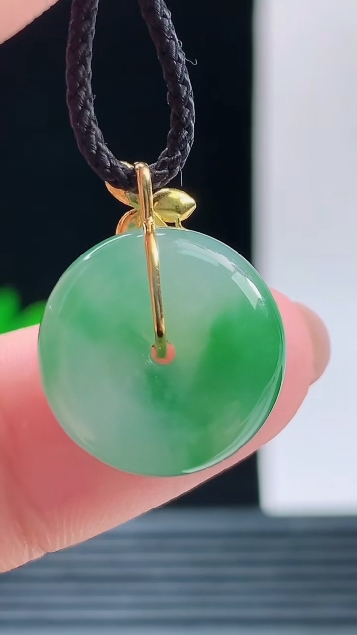 天然A货翡翠18K金飘花平安扣吊坠，尺寸15.2-5.5重量:3.00g 1010
10月11日
