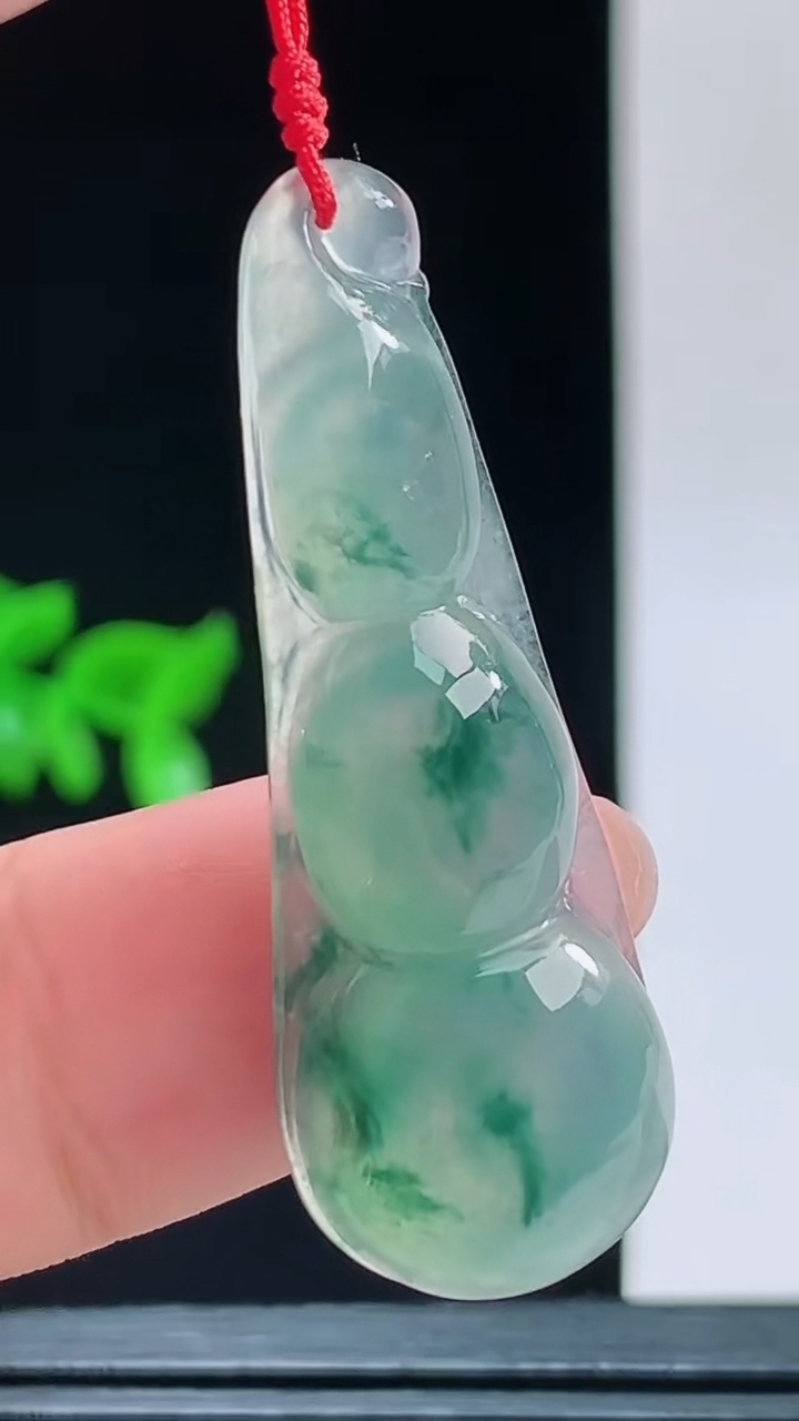 天然A货翡翠飘花福豆吊坠，尺寸40.2-14.1-5.9重量:5.20g 1010
10月11日