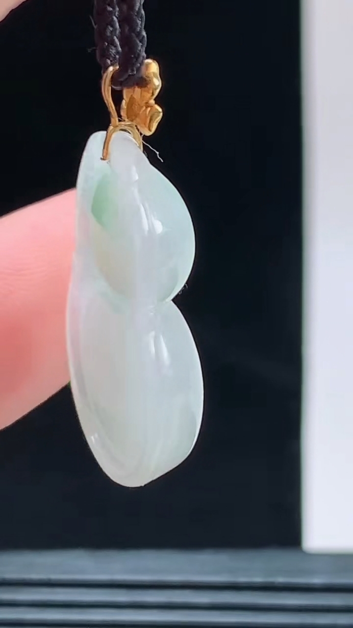 天然A货翡翠葫芦吊坠，尺寸23-19.4-6重量:4.70g 1010
10月11日