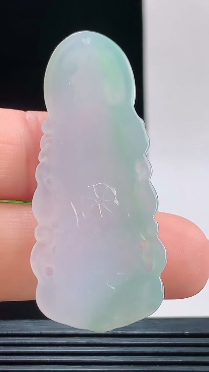 天然A货翡翠观音菩萨吊坠，尺寸55.3-22.8-4.4重量:10.86g 1010
10月11日