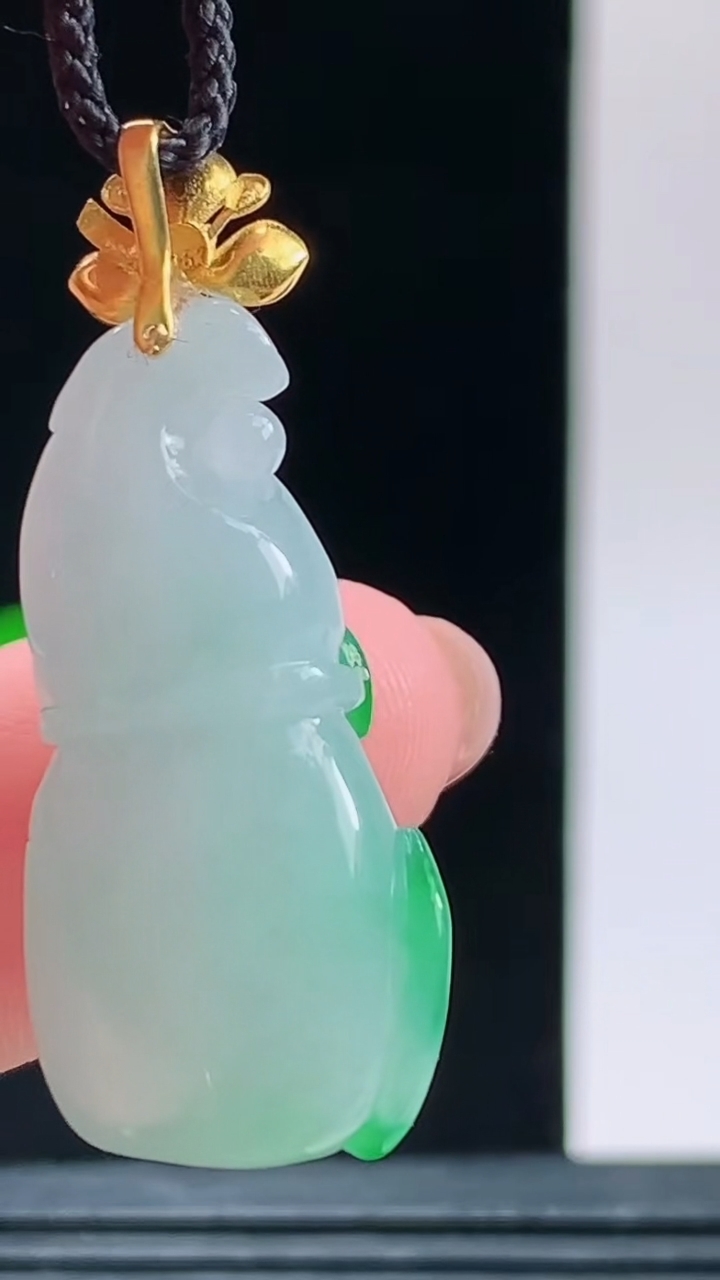 天然A货翡翠葫芦吊坠，尺寸30.7-15.4-13重量:7.66g 1010
10月11日