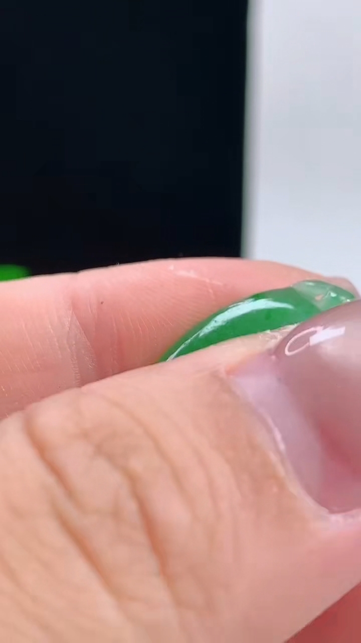 天然A货翡翠福瓜吊坠，尺寸30-16.2-5重量:4.47g h128
10月11日