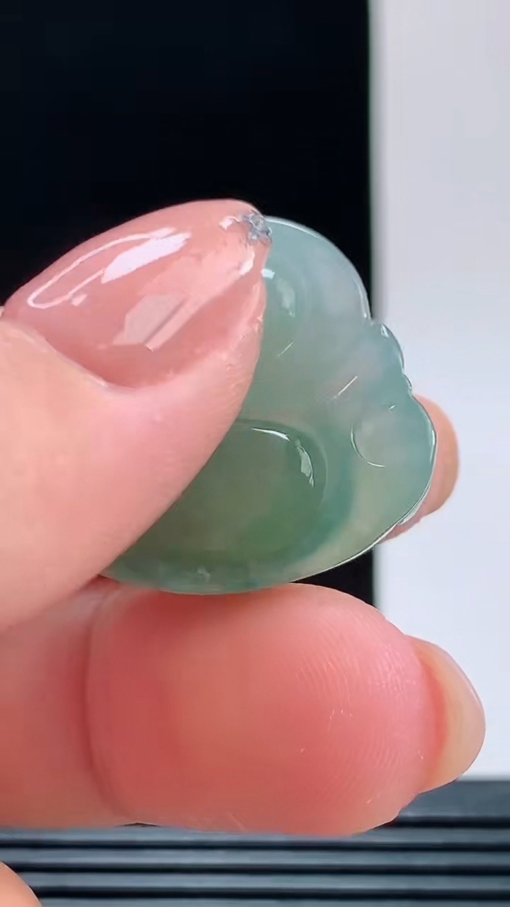 天然A货翡翠佛公，尺寸26.6-30-6.7重量:8.65g 1010
10月11日
