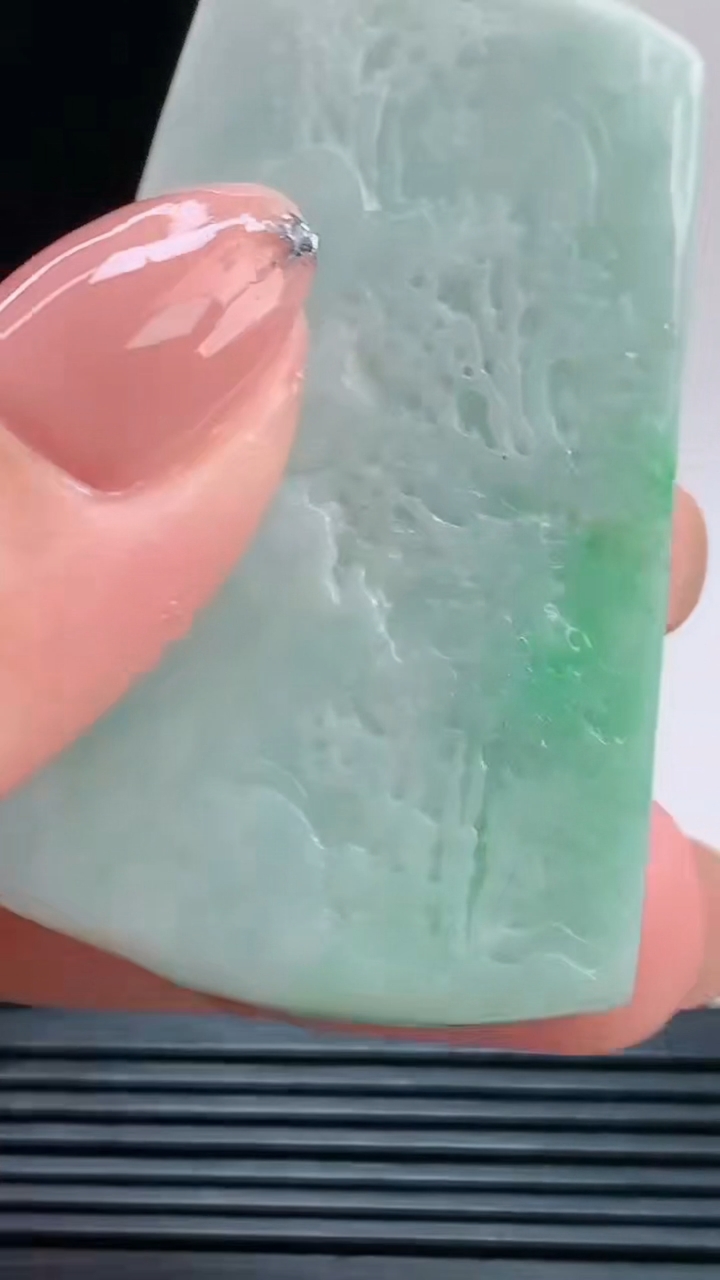 天然A货翡翠山水牌吊坠，尺寸52.7-33.6-8.6重量:34.15g 1010
10月11日