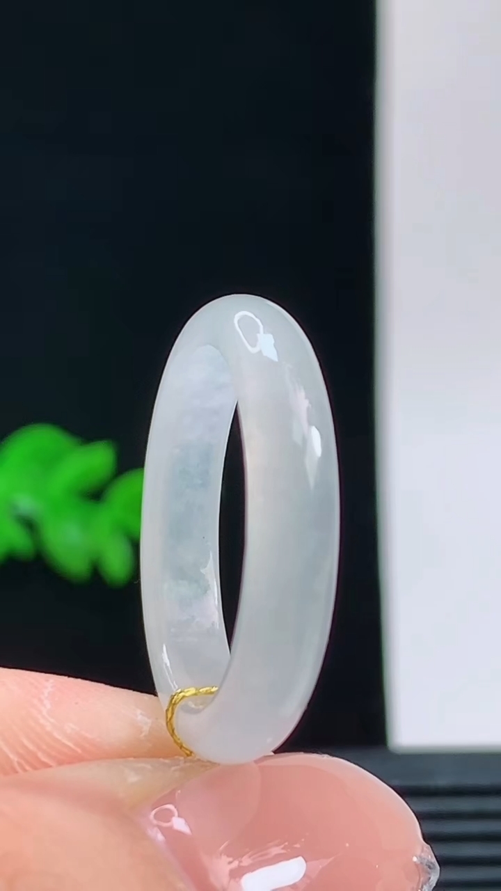 天然A货翡翠玉指环戒指，尺寸18.8-4.4-3.1重量:2.70g 10102026年10月11日