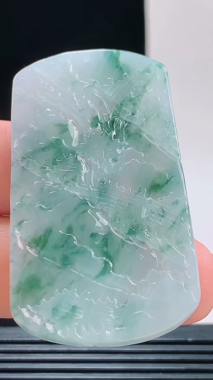 天然A货翡翠牌吊坠，尺寸50.5-29.3-5.5重量:20.06g 1010
10月11日