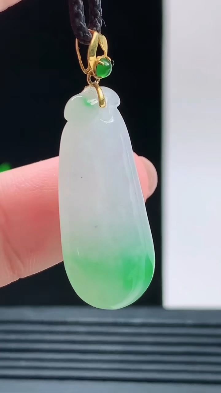 天然A货翡翠福瓜吊坠，尺寸30.2-13.6-6.4重量:4.82g 1010
10月11日