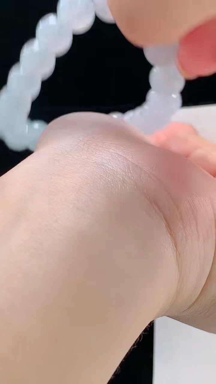 天然A货翡翠种白冰圆珠手串，尺寸10.1-19重量:33.11g 101010月11日
工厂直销收藏佳品,种好水足，色泽均匀，有种有色，上手高大气！