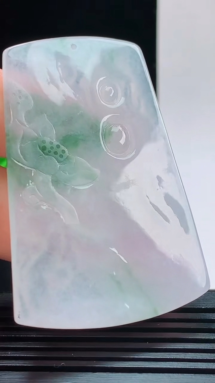 天然A货翡翠飘花大势至菩萨吊坠，尺寸58.2-39.2-5.7重量:25.80g 1010
10月11日