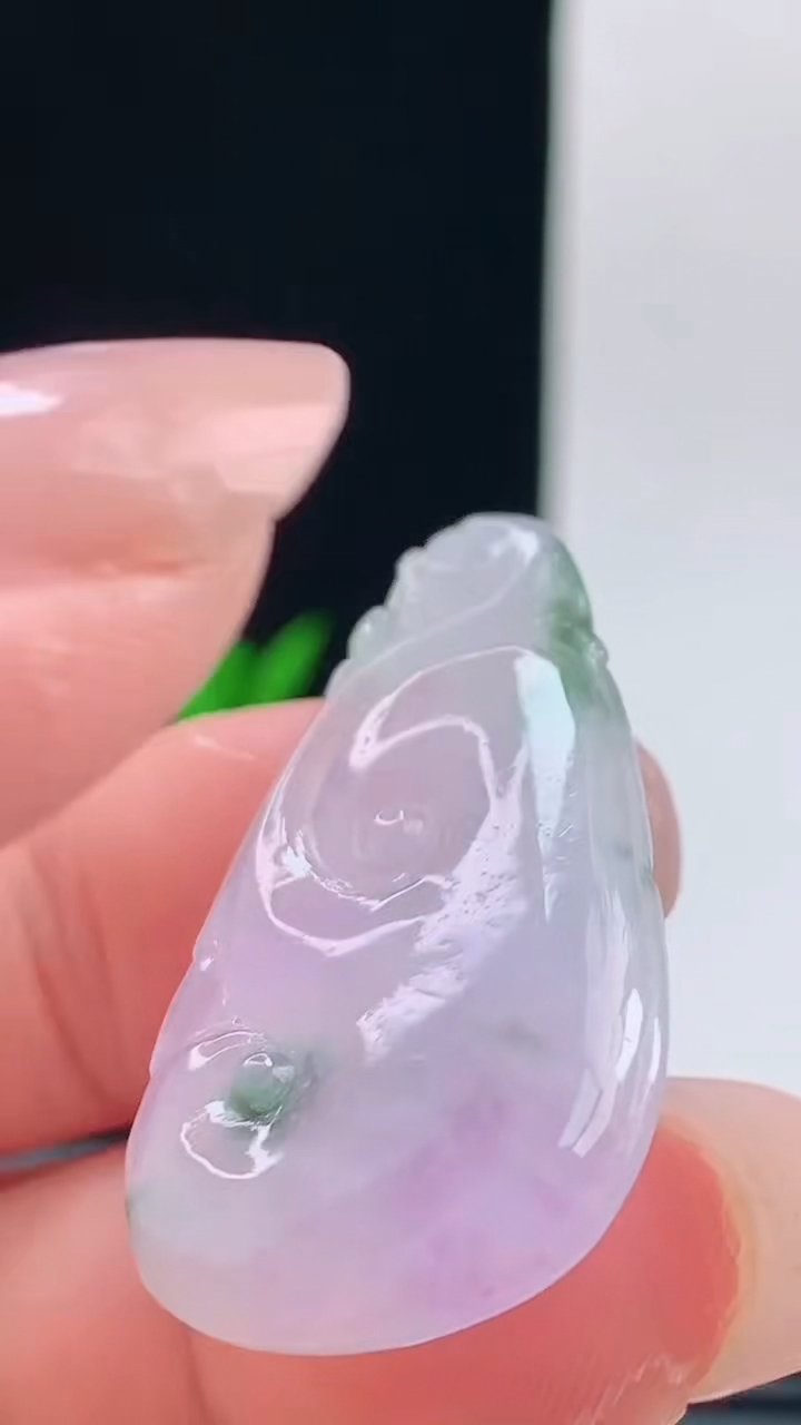 天然A货翡翠紫罗兰飘花如意吊坠，尺寸37.6-21.6-4重量:5.20g h128
10月11日