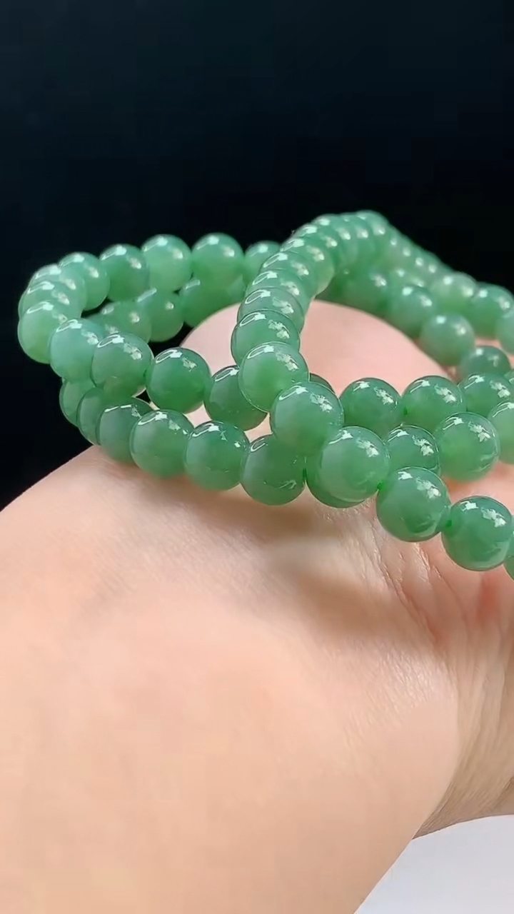 天然A货翡翠圆珠项链，尺寸7.1重量:58.13g 1010
10月11日