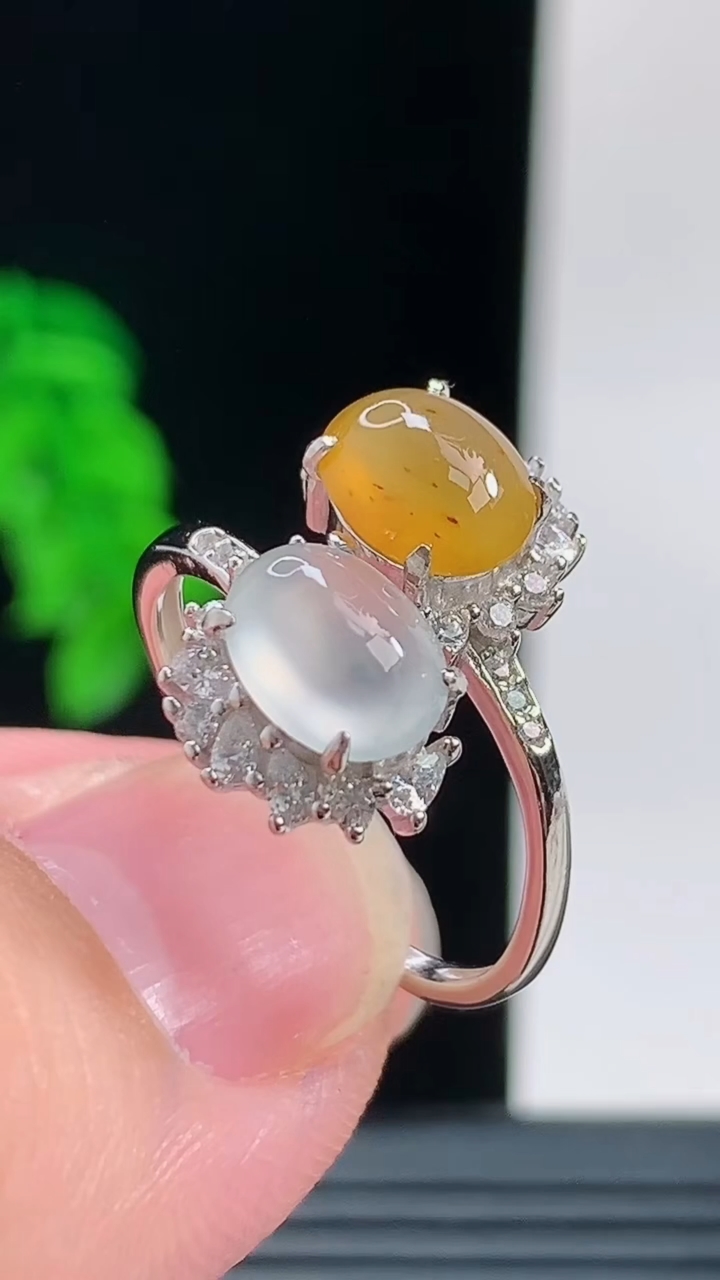 天然A货翡翠种双彩蛋面戒指，尺寸17.7裸石6.7-5.9重量:3.16g2026年10月11日
工