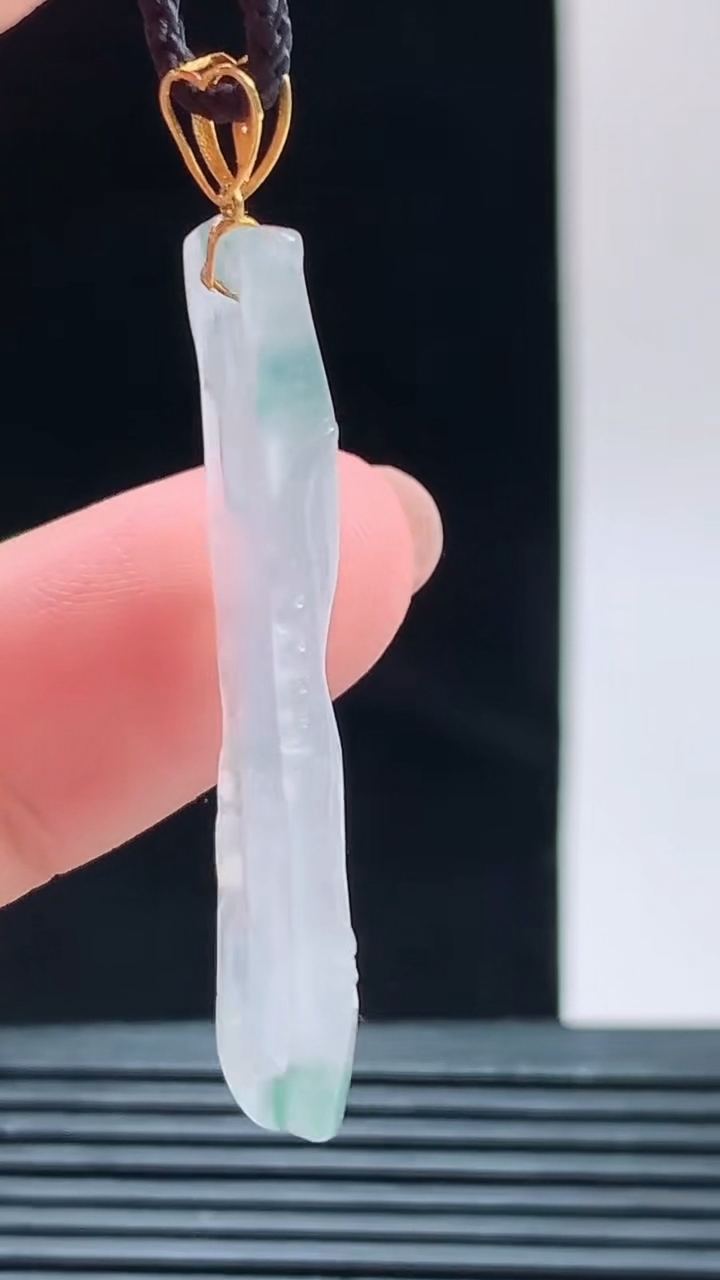 天然A货翡翠18K金飘花节节高升 竹节吊坠，尺寸39.5-12.8-3.7重量:3.51g 1010
10月11日