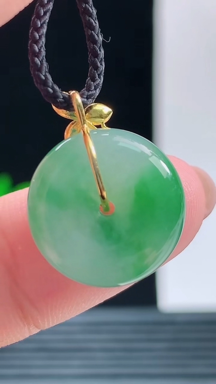 天然A货翡翠18K金飘花平安扣吊坠，尺寸15.2-5.5重量:3.00g 1010
10月11日