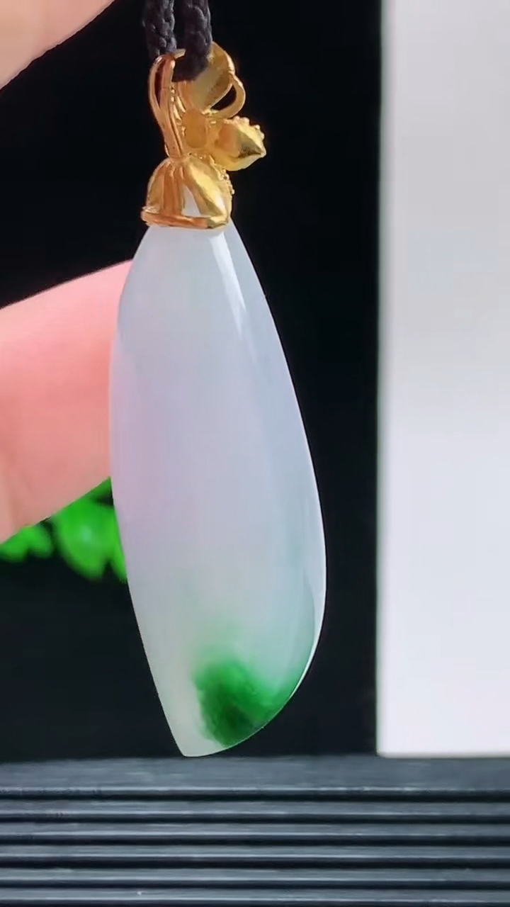 天然A货翡翠随形吊坠，尺寸37.7-17.9-9.1重量:10.26g 1010
10月11日