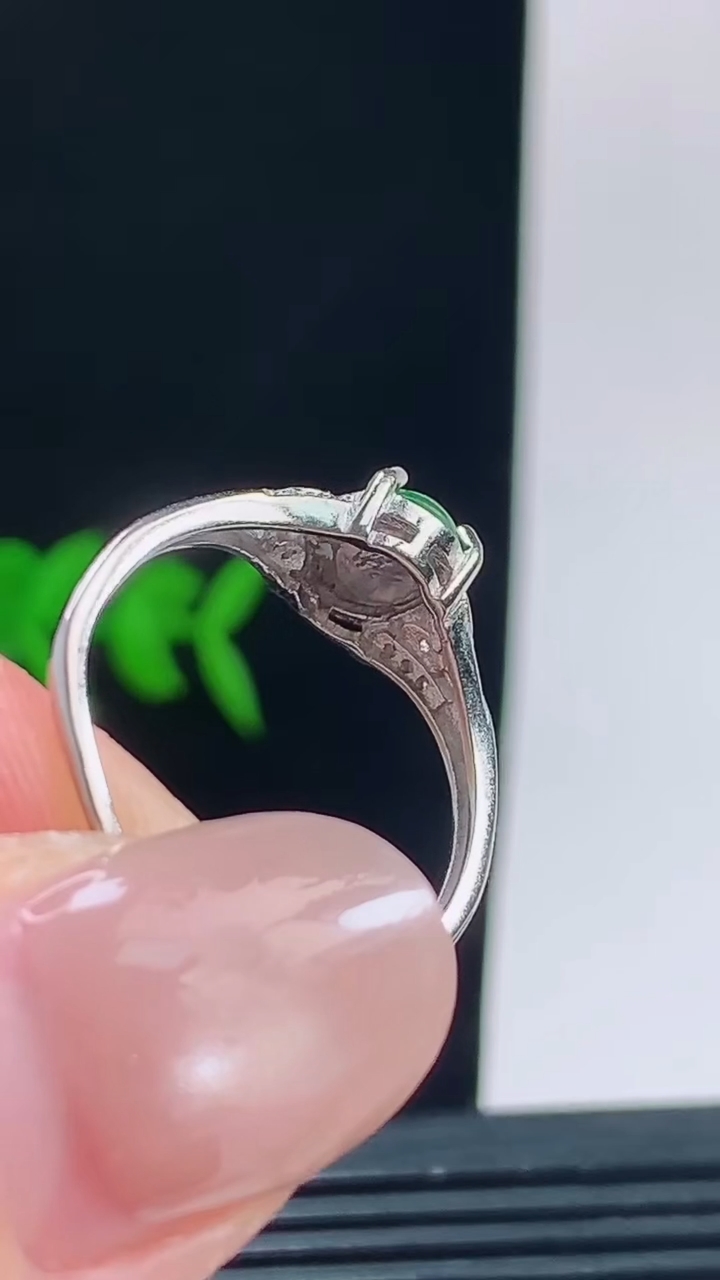 天然A货翡翠蛋面戒指，尺寸8.2-5.5重量:1.89g h1282026年10月11日
工厂直销收藏佳品,种好水足，色泽均匀，有种有色，上手高大气！