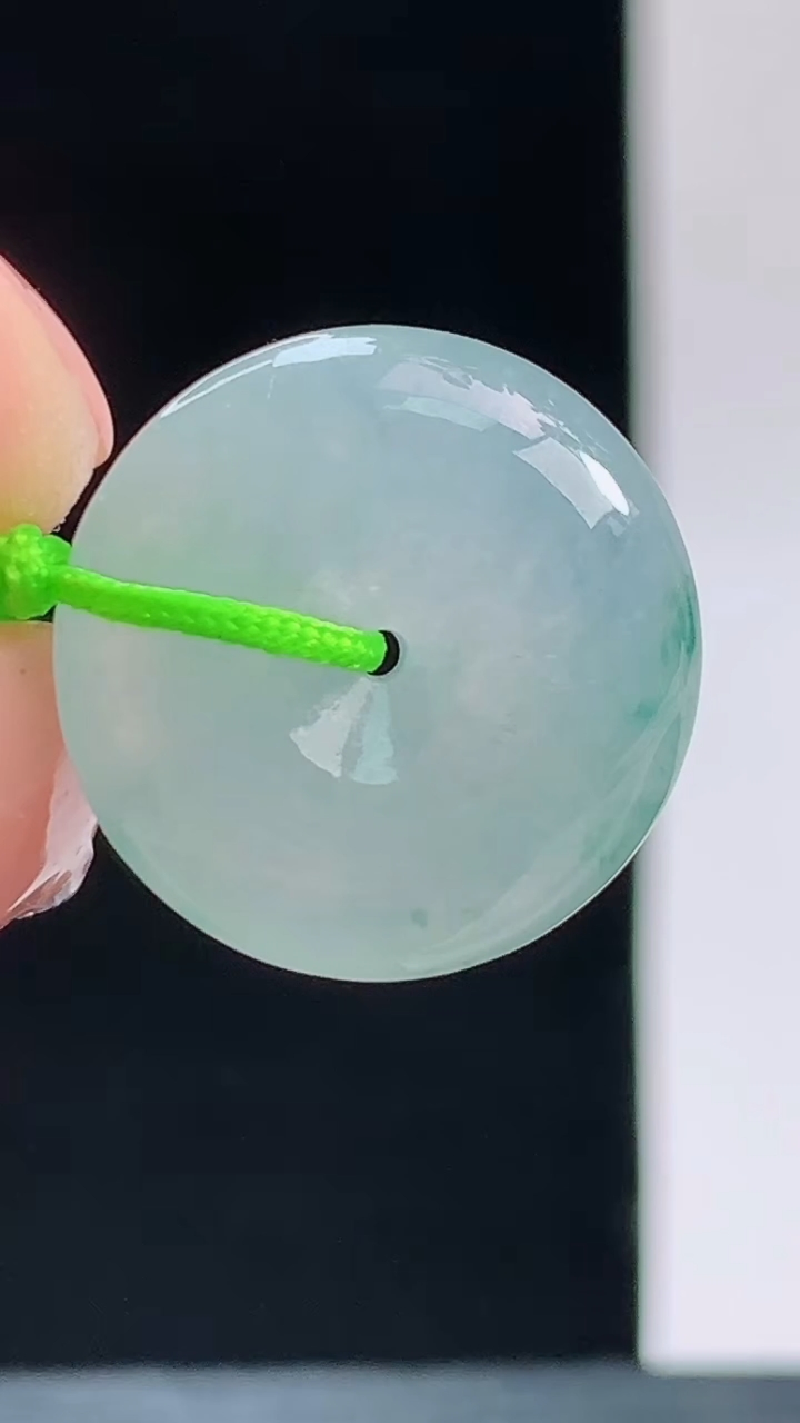 天然A货翡翠平安扣吊坠，尺寸18-6重量:3.64g 1010
10月11日