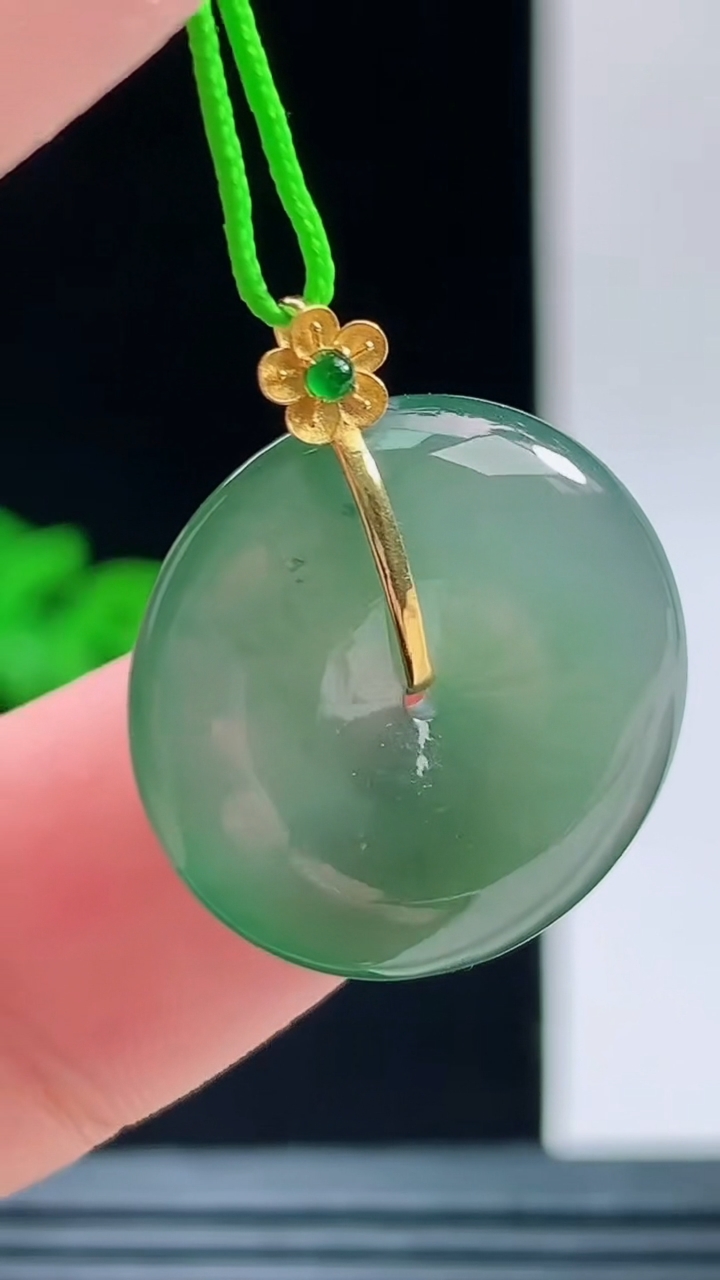 天然A货翡翠平安扣吊坠，尺寸19.4-4.6重量:3.65g 1010
10月11日