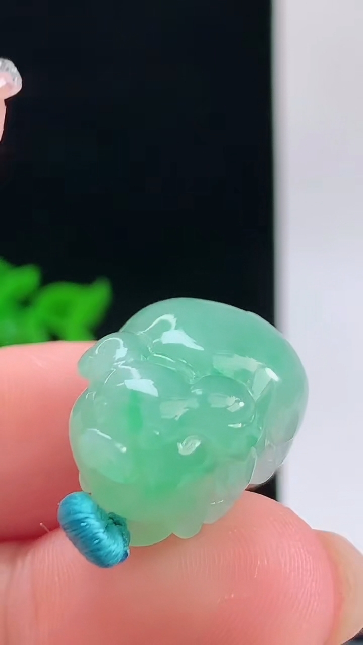 天然A货翡翠生肖猪吊坠，尺寸20.9-16.7-12重量:8.19g 1010
10月11日