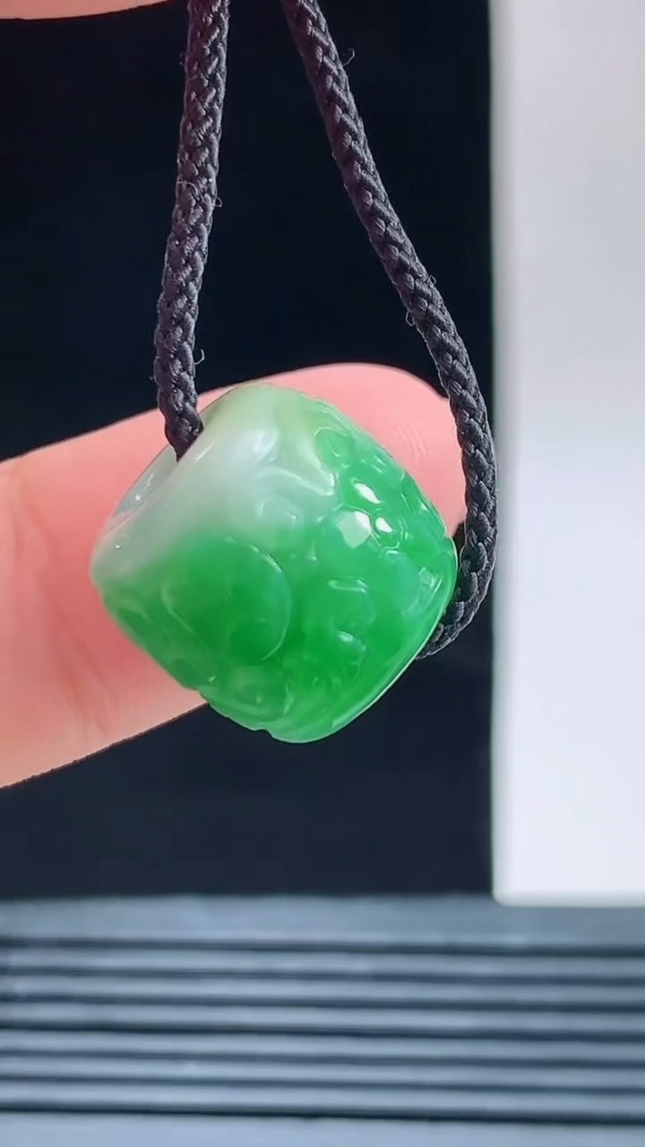 天然A货翡翠雕花路路通吊坠，尺寸13.4-13.8重量:5.00g 1010
10月11日