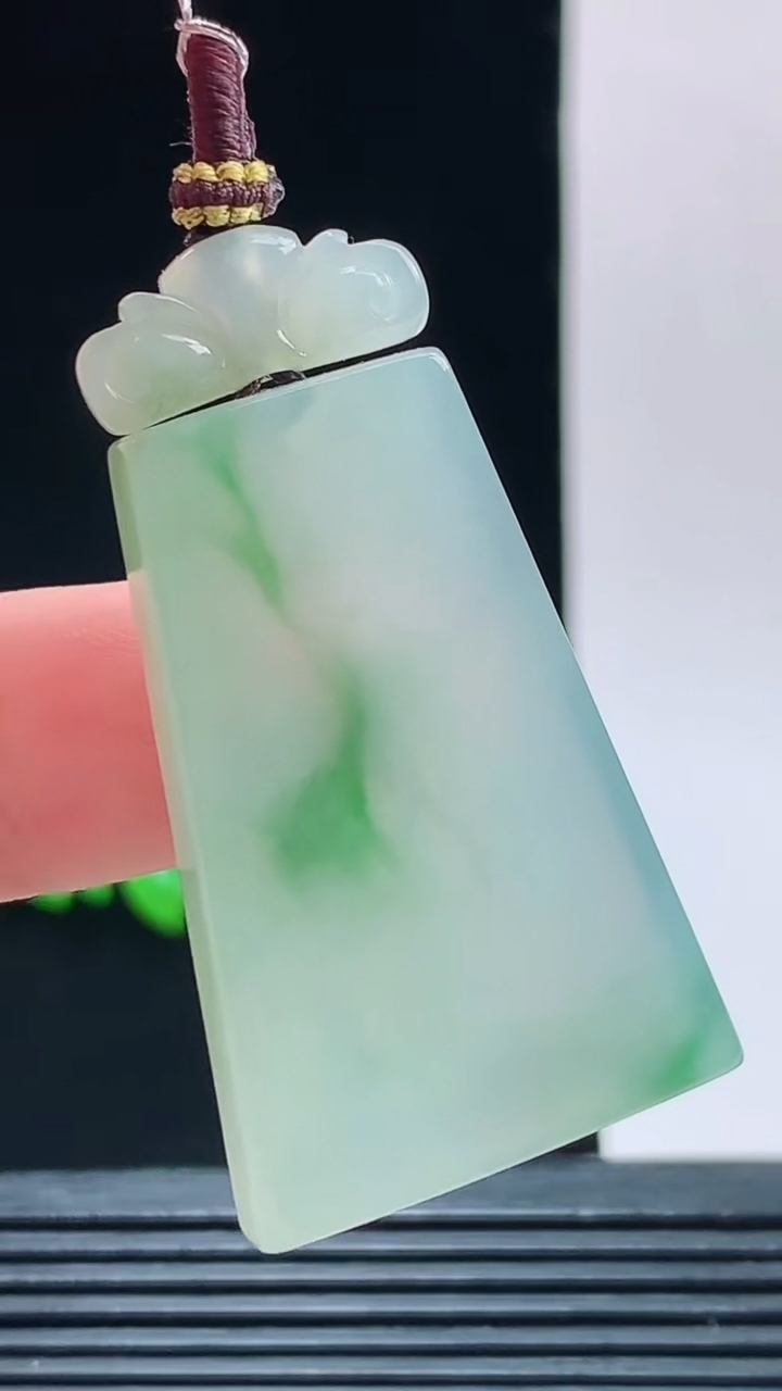 天然A货翡翠冰种飘花无事牌吊坠，尺寸37.6-24.7-5.2重量:14.72g 1010
10月1