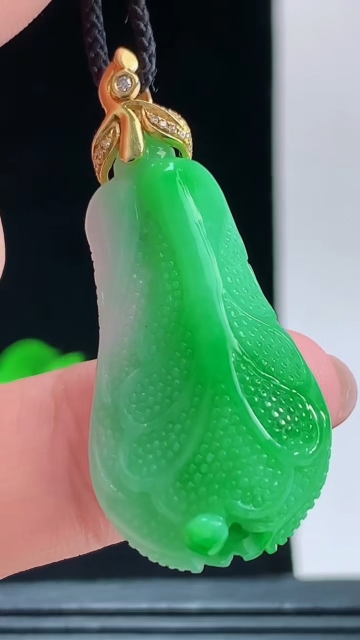 天然A货翡翠白菜吊坠，尺寸36.3-18.5-9.5重量:9.00g 1010
10月11日