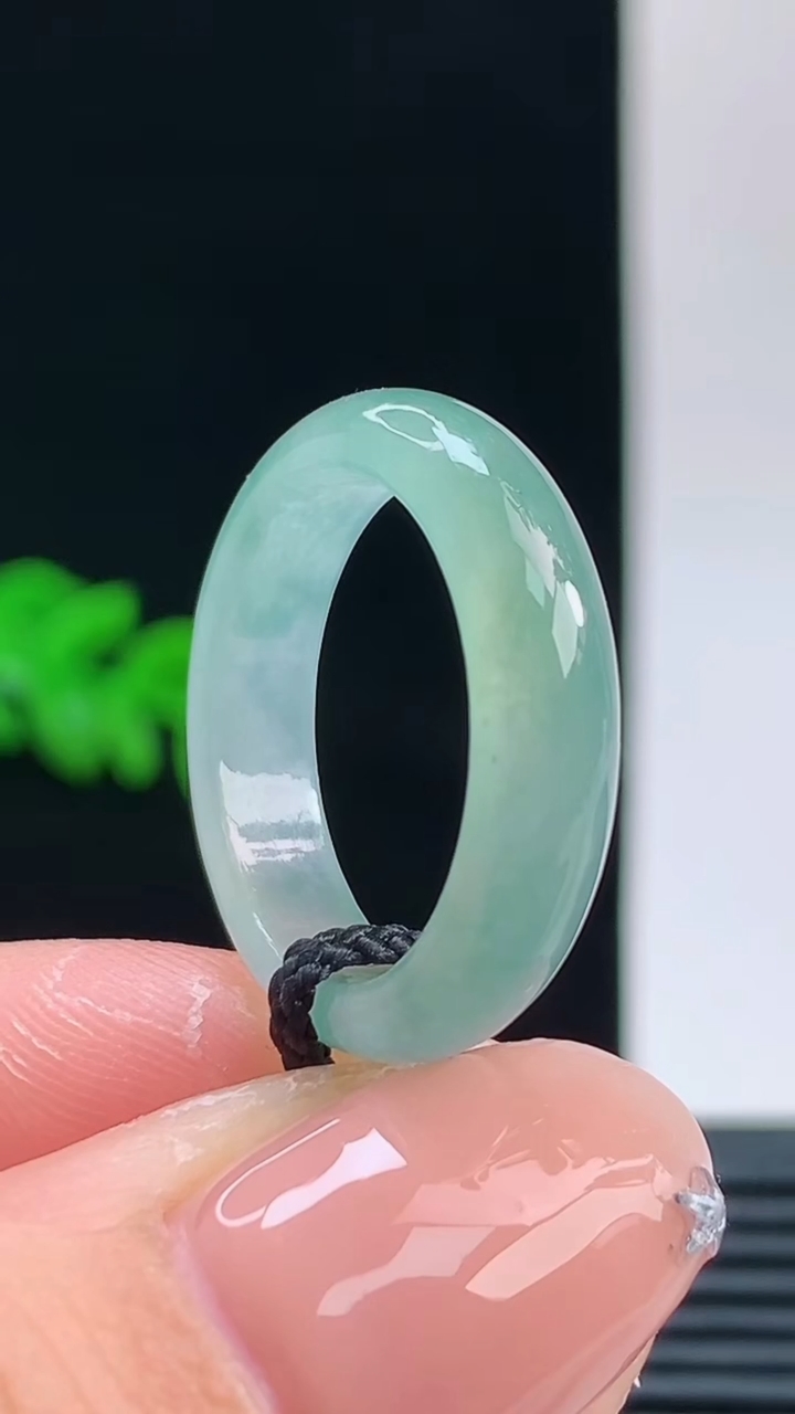 天然A货翡翠玉指环戒指，尺寸17.3-5-3.1重量:2.60g 10102026年10月11日
工