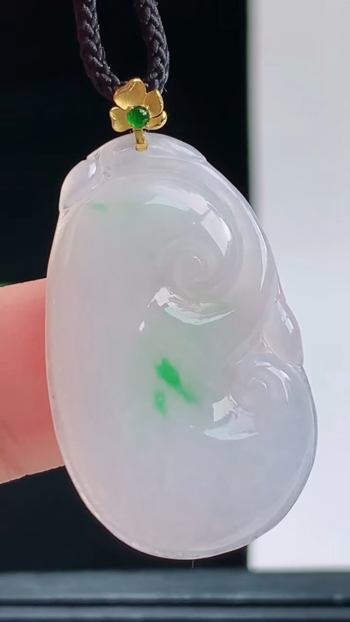 天然A货翡翠如意吊坠，尺寸30.4-19.4-3.5重量:4.00g 1010
10月11日