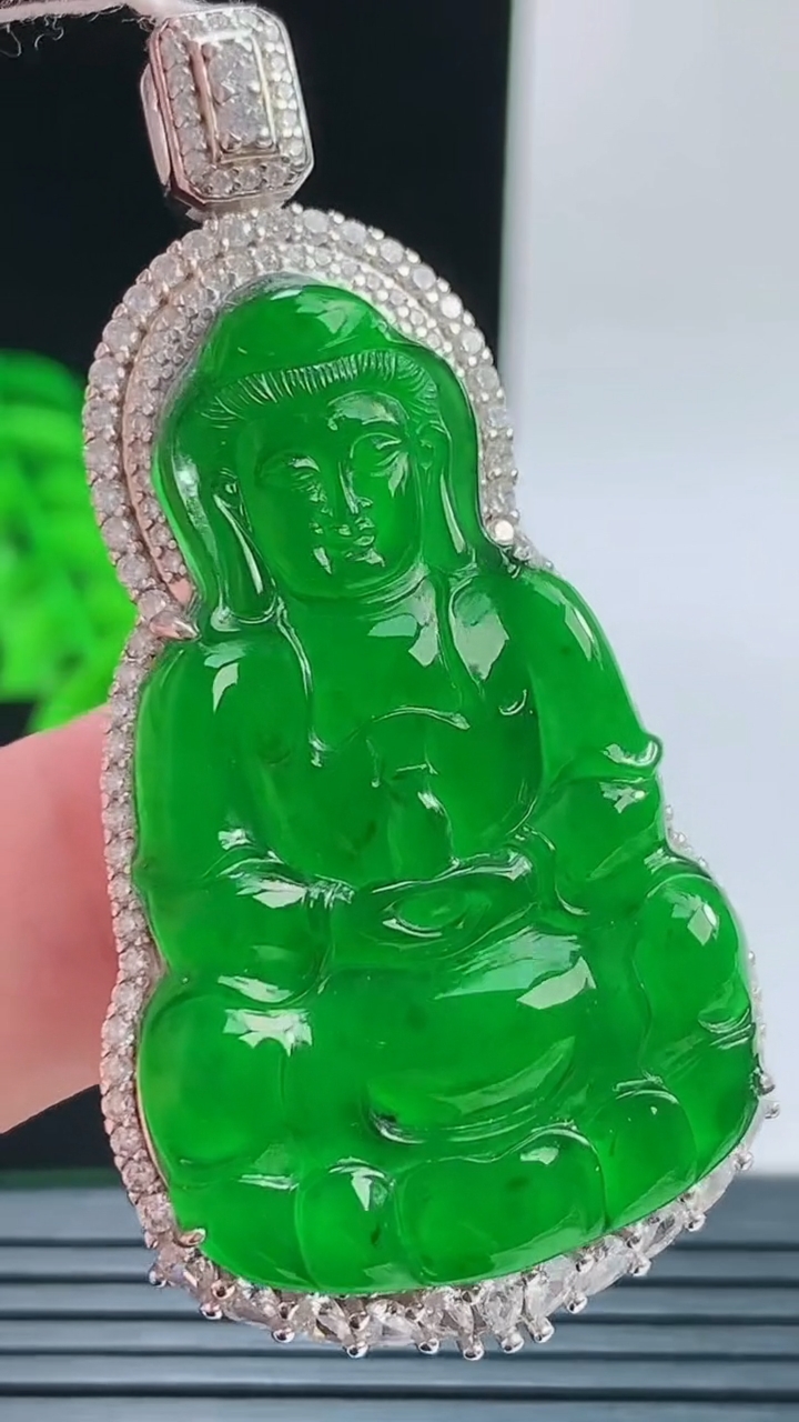 天然A货翡翠正装观音菩萨吊坠，尺寸55-27.7-9.4裸石40.6-27.4重量:12.49g
10月11日