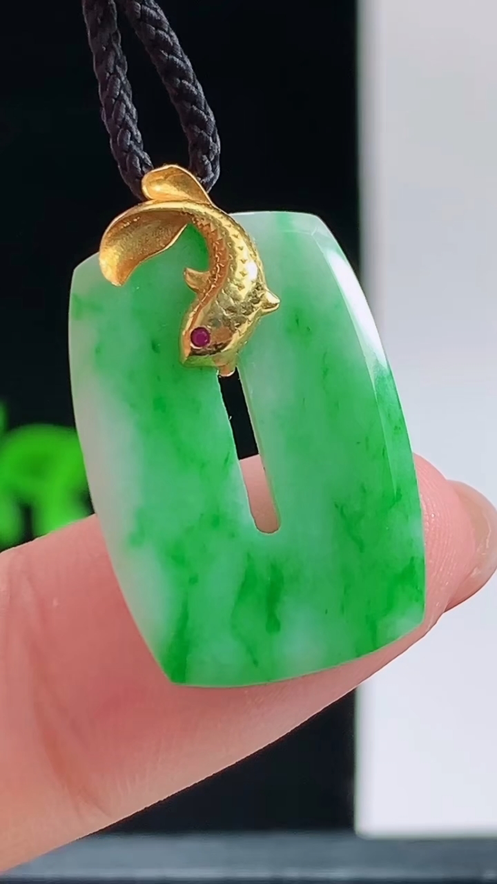 天然A货翡翠福贝吊坠，尺寸22.8-14.6-2.5重量:2.40g 1010
10月11日