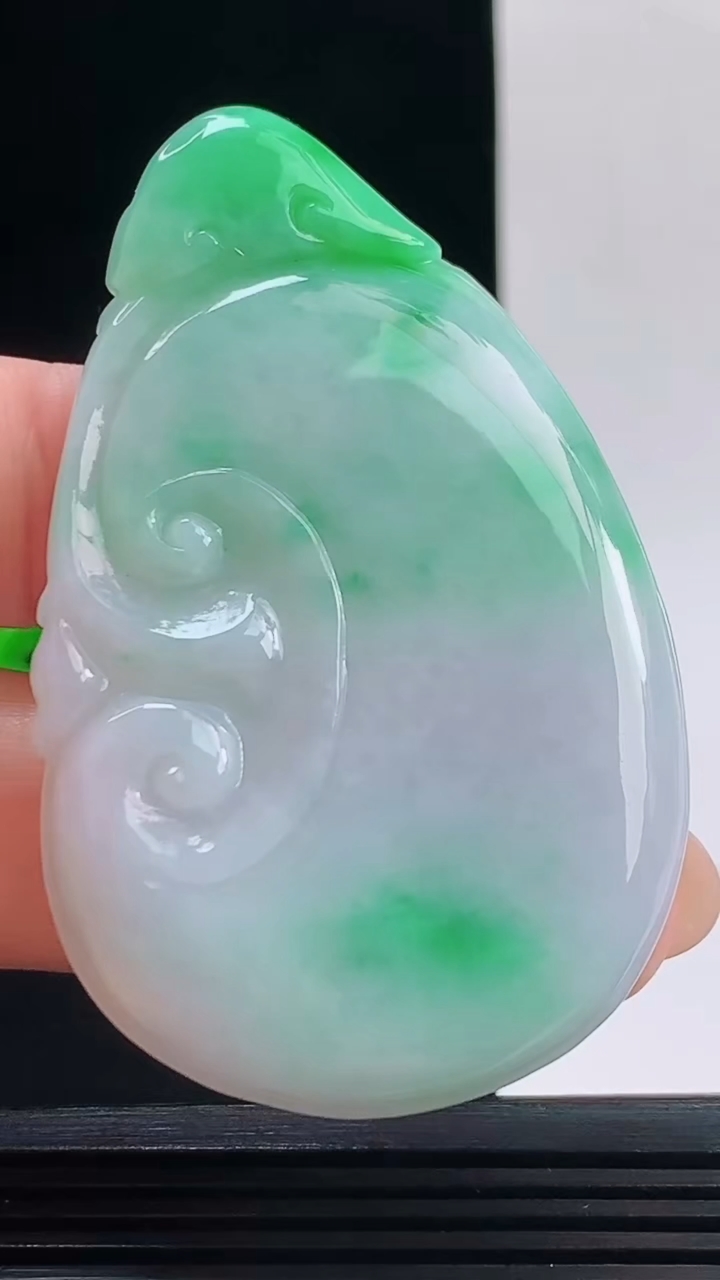 天然A货翡翠如意吊坠，尺寸63-38-6.2重量:32.76g 1010
10月11日