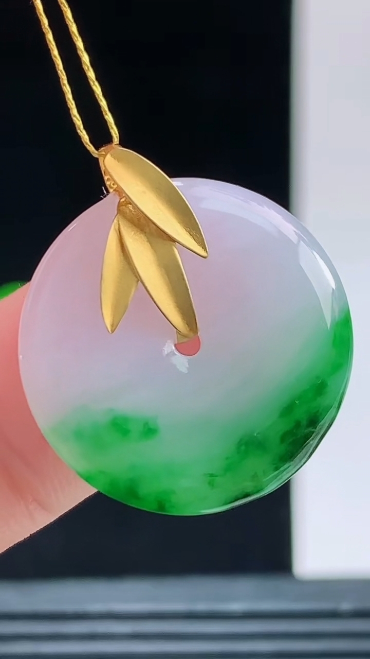 天然A货翡翠平安扣吊坠，尺寸21.1-4.3重量:4.00g 1010
10月11日