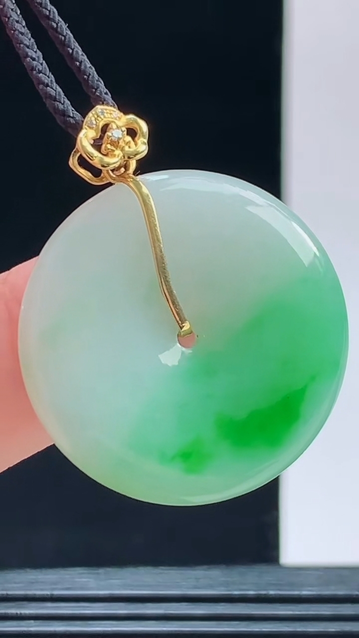 天然A货翡翠平安扣吊坠，尺寸27.2-4.8重量:8.46g 1010
10月11日