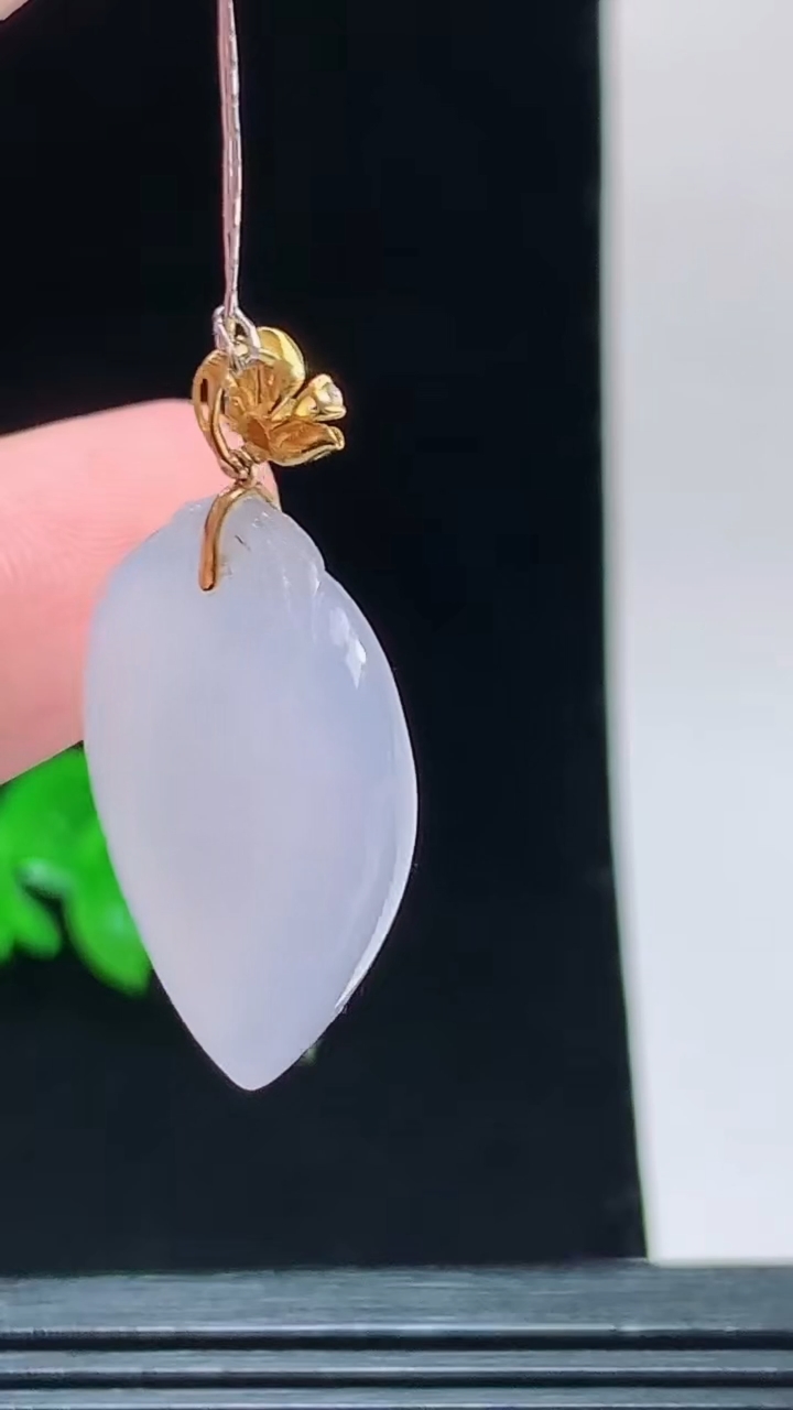 天然A货翡翠种紫罗兰福瓜吊坠，尺寸24.4-19.1-8.1重量:7.26g 1010
10月11日