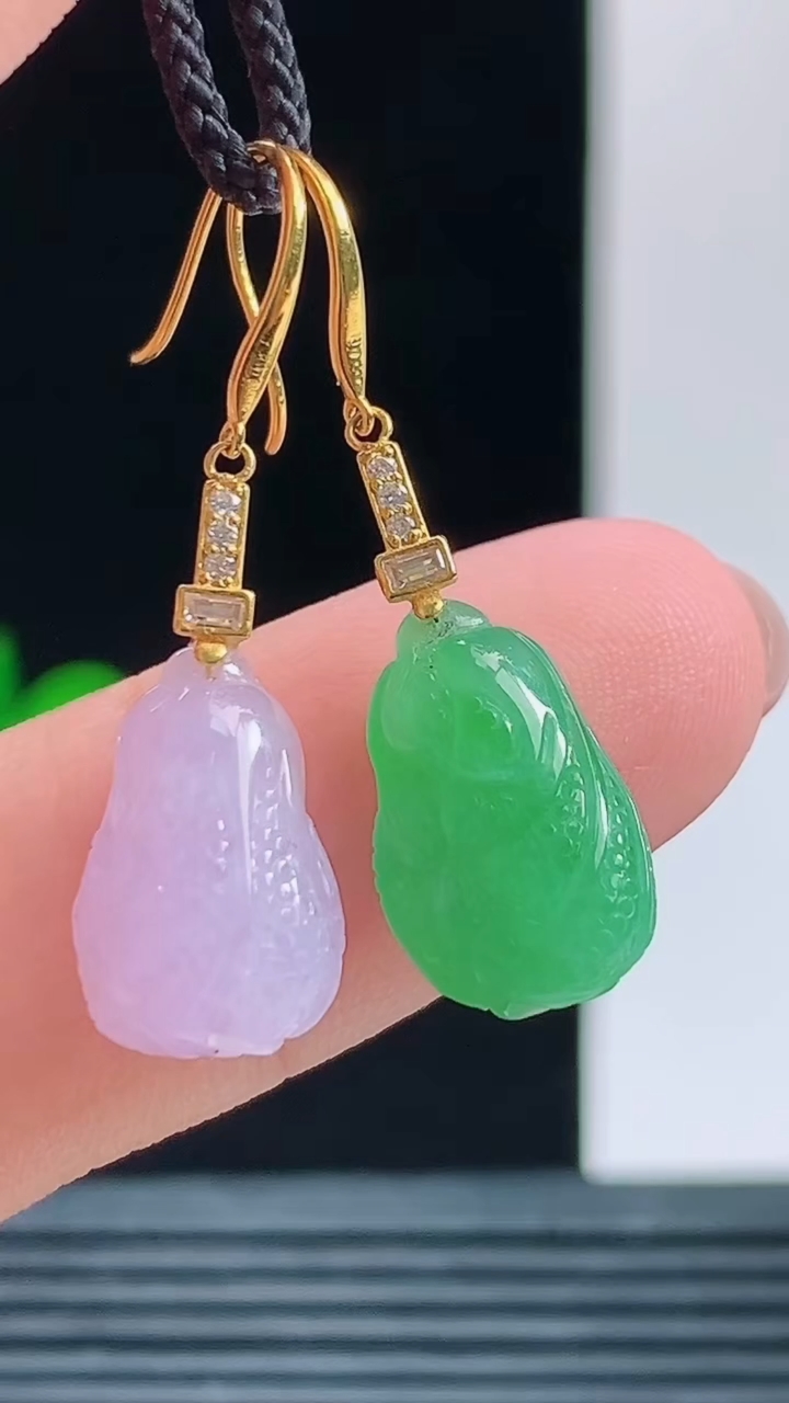 天然A货翡翠白菜耳坠，尺寸14.7-9-4.4重量:2.38g 1010
10月11日