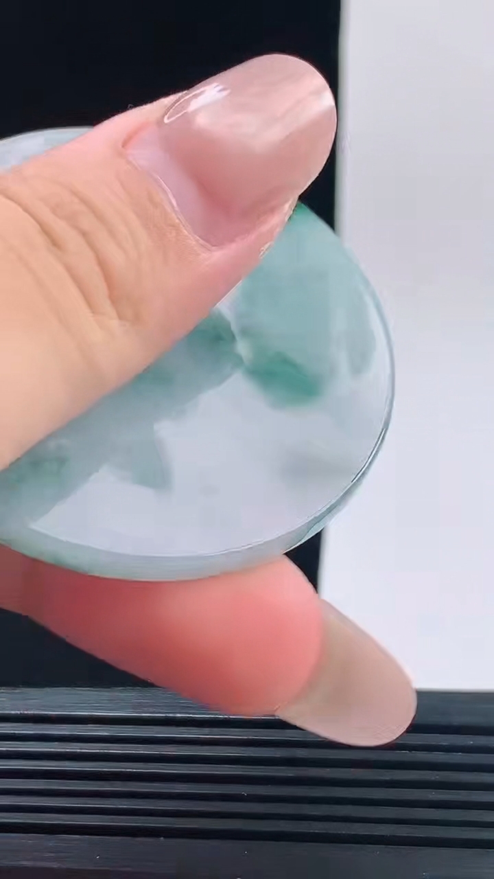 天然A货翡翠飘花无事牌吊坠，尺寸51.3-3.8重量:24.49g h128
10月11日