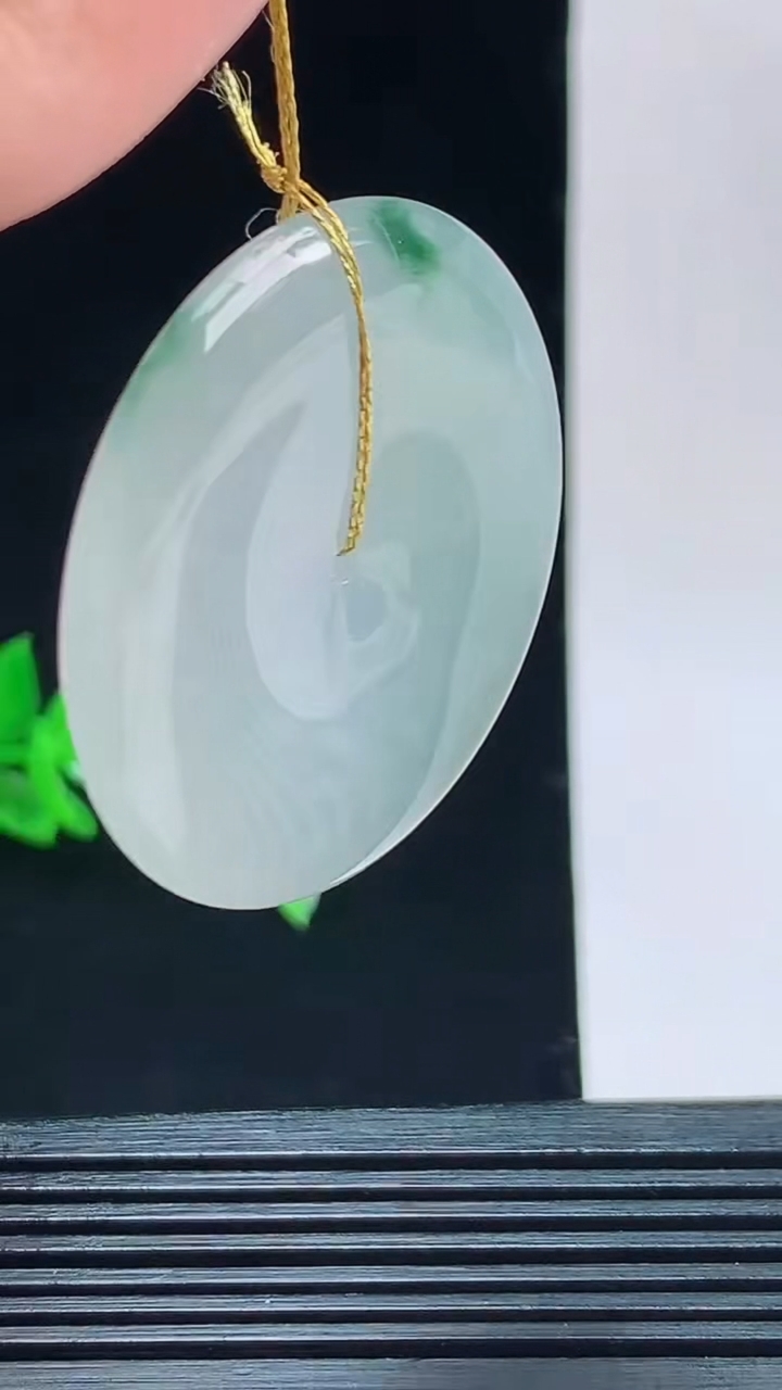 天然A货翡翠冰种飘花平安扣吊坠，尺寸37.8-5.2重量:16.10g 1010
10月11日