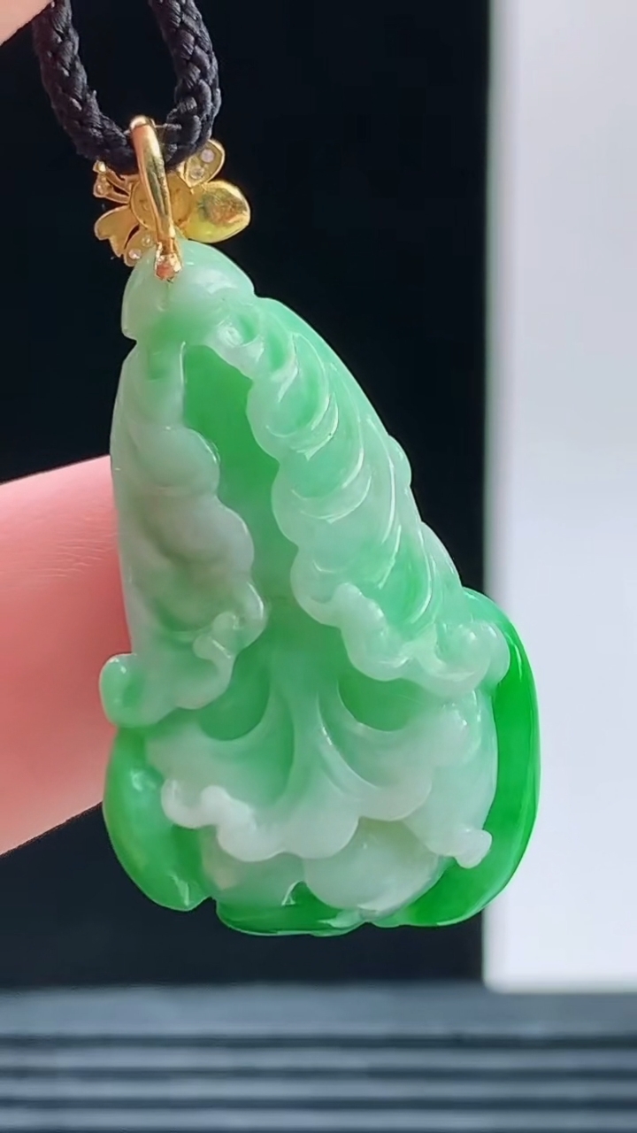 天然A货翡翠白菜吊坠，尺寸28.1-15.5-8.9重量:5.85g 1010
10月11日