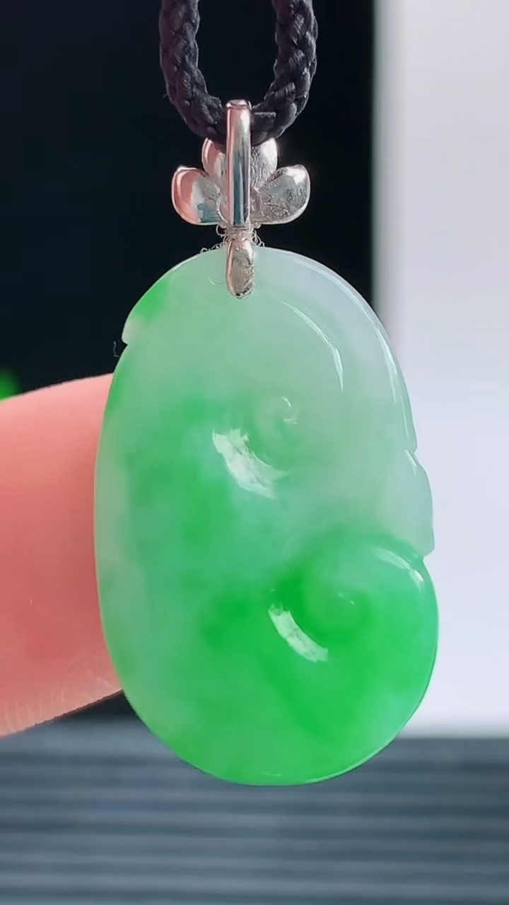 天然A货翡翠如意吊坠，尺寸20.1-13.5-5.6重量:2.74g 1010
10月11日
