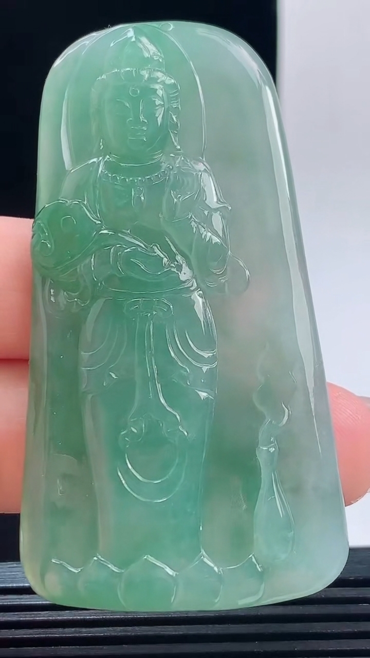 天然A货翡翠大势至菩萨吊坠，尺寸65.5-35-6重量:30.04
10月11日  h001