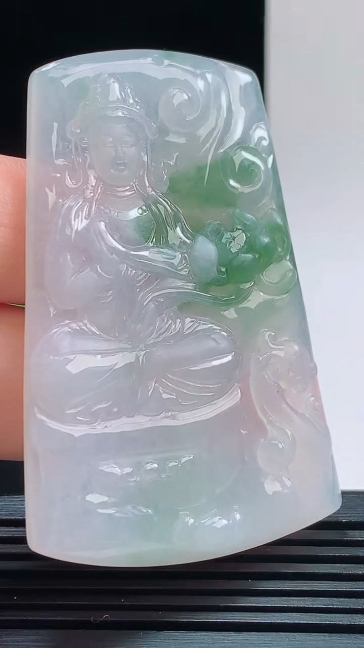 天然A货翡翠飘花大势至菩萨吊坠，尺寸58.2-39.2-5.7重量:25.80g 1010
10月1