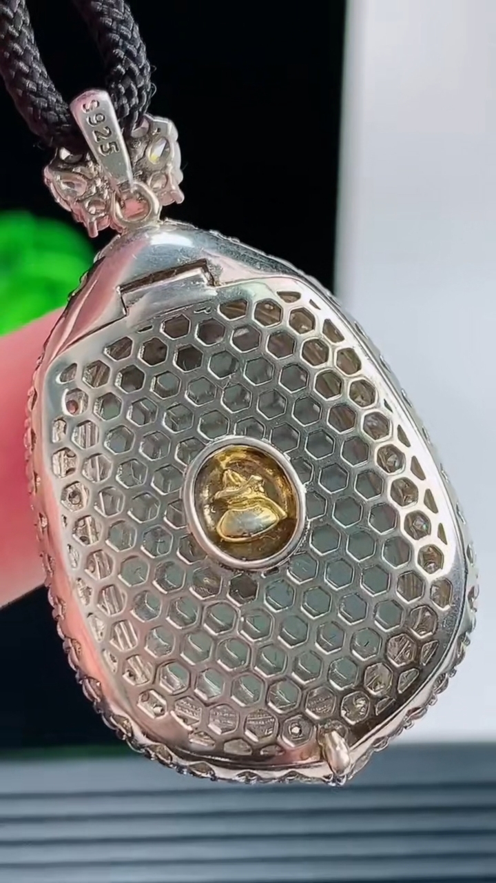 天然A货翡翠如意吊坠，尺寸40.5-23.7-8.7裸石25.6-17.3重量:8.00g
10月11日