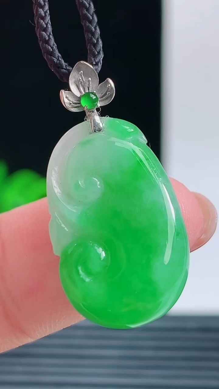 天然A货翡翠如意吊坠，尺寸20.1-13.5-5.6重量:2.74g 1010
10月11日
