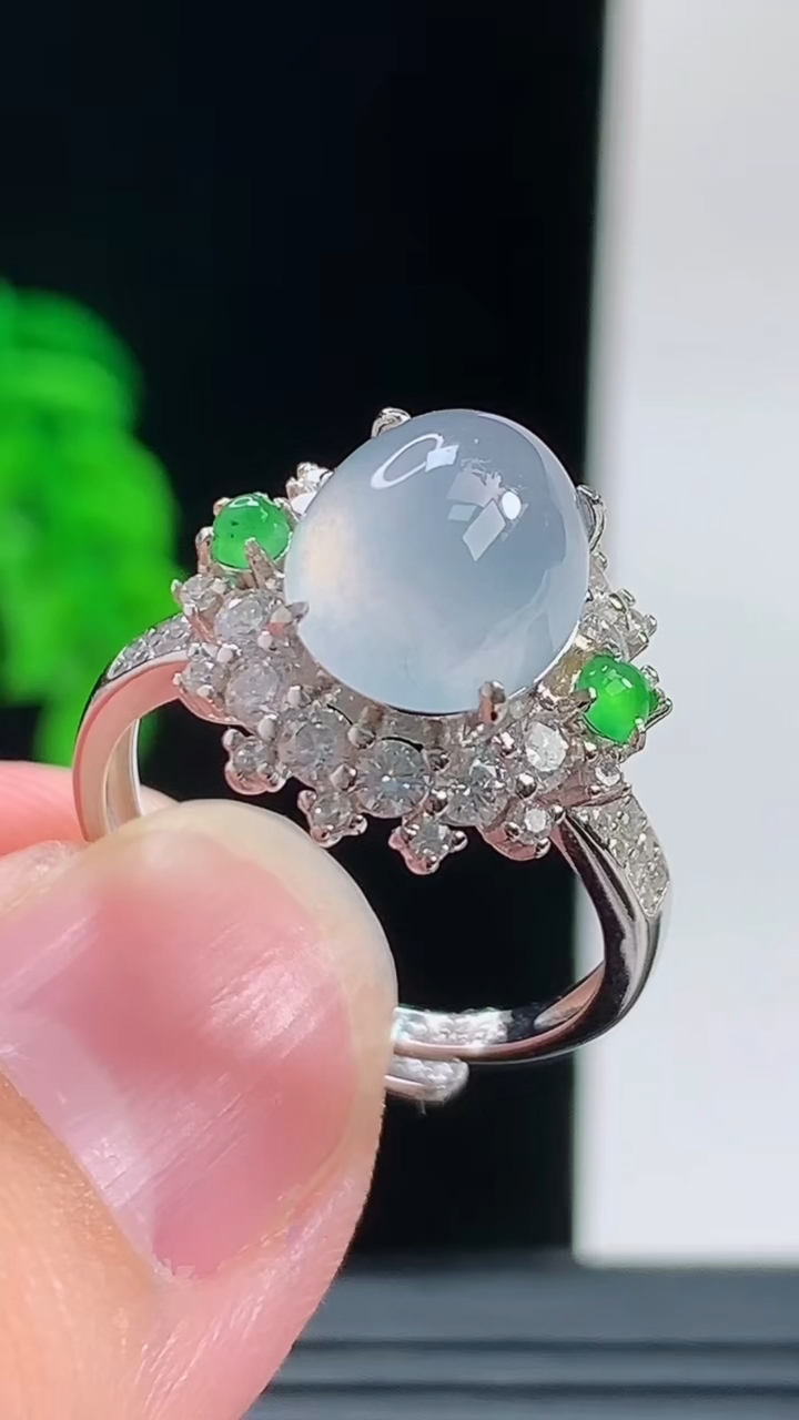天然A货翡翠种白冰蛋面戒指，尺寸17.1裸石10.2-8.5重量:4.20g2026年10月11日

