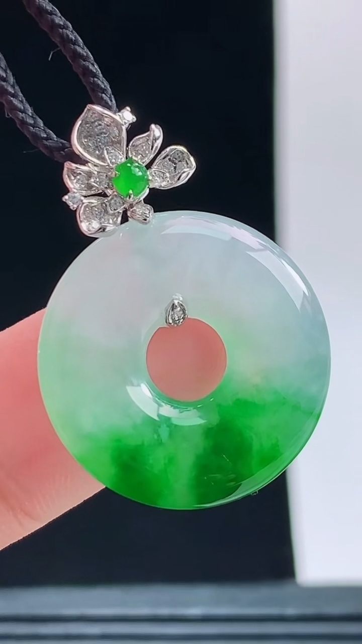 天然A货翡翠平安环吊坠，尺寸21.4-3.8重量:4.25g 1010
10月11日